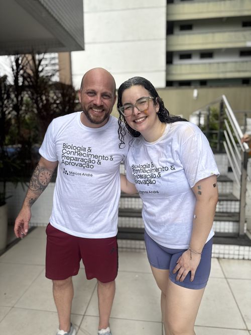Aline Rendeiro, aprovada em Medicina pela UFPA, comemorando ao lado do Prof. Marcos André