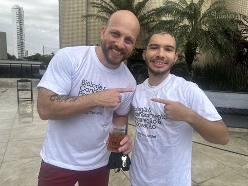 André, aprovado em Medicina pela UFPA e pela UEPA, comemorando ao lado do Prof. Marcos André