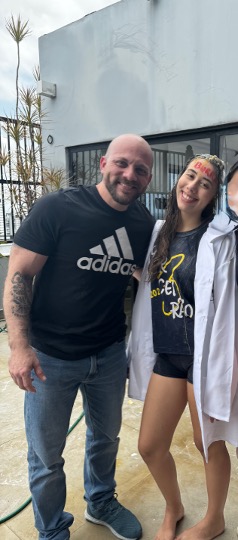 Luna Flexa, aprovada em Medicina pela UFPA e pela UEPA, comemorando ao lado do Prof. Marcos André