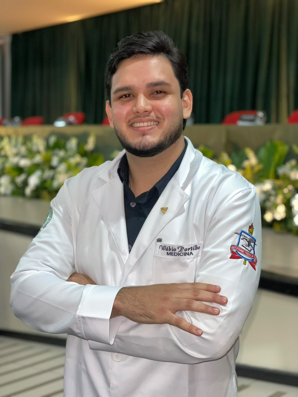 Wábio Teles Portilho Junior, aprovado em Medicina, comemorando de jaleco